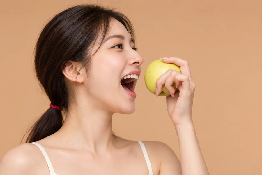 과일을 베어 무는 모습 — AI로 제작한 연출 이미지