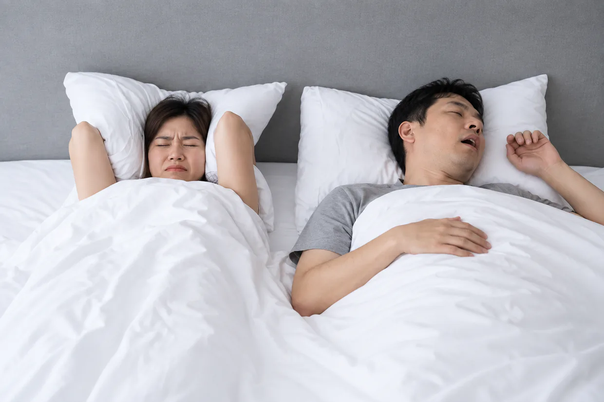 침실에서 잠든 부부 — AI로 제작한 연출 이미지