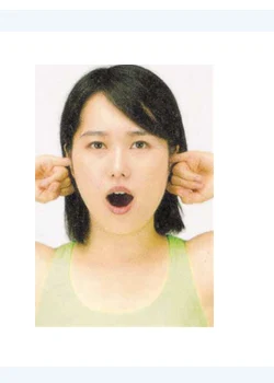 입을 크게 벌려 개구량을 확인하는 자가진단 동작 사진