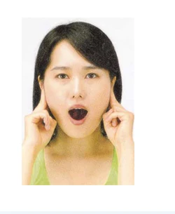 양쪽 턱관절 부위에 손가락을 대고 확인하는 자가진단 동작 사진