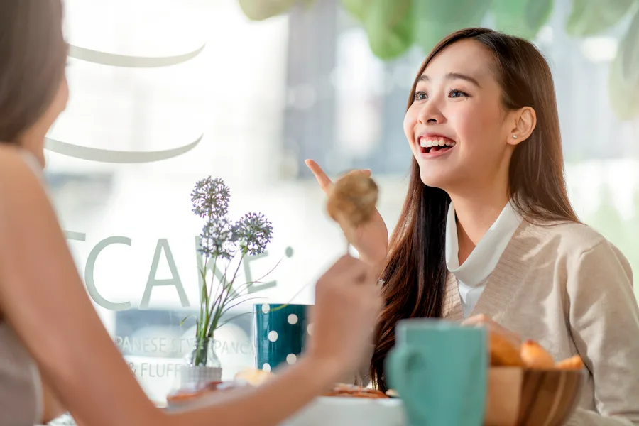 마주 앉아 이야기를 나누는 모습을 담은 참고 이미지
