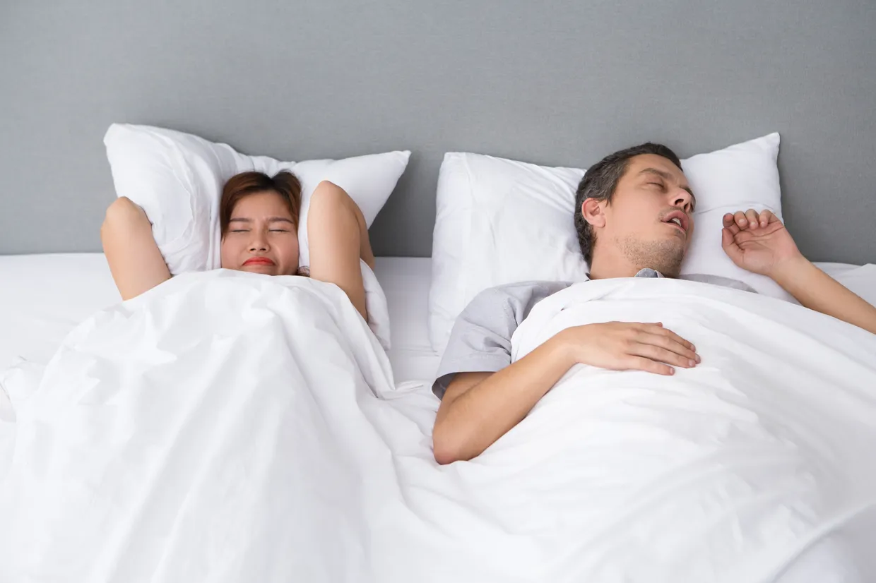 침실에서 잠든 부부의 모습을 담은 참고 이미지
